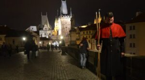 Prague l'hiver : regardez les lampadaires du pont Charles